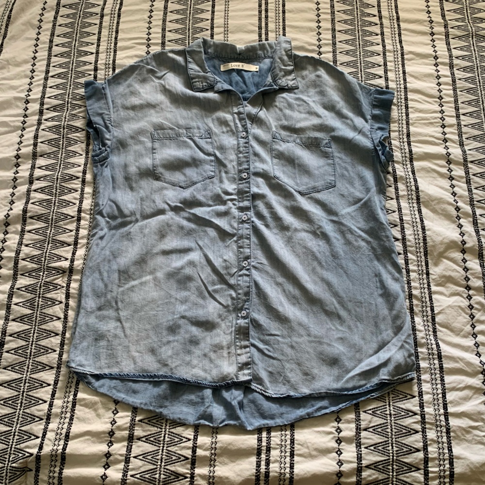 Love 8 | Women’s Chambray Button Down Shirt Size Medium